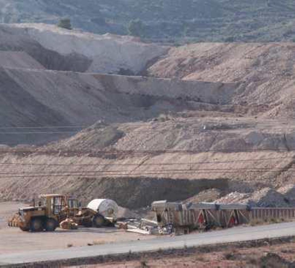 El vertedero de Elda lleva parado varios meses.