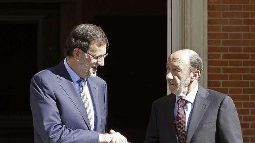 Rajoy y Rubalcaba, ayer a las puertas de la Moncloa.  // Efe