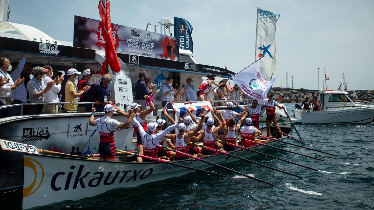 Ondarroa celebra su primera bandera, ayer en Zierbena.