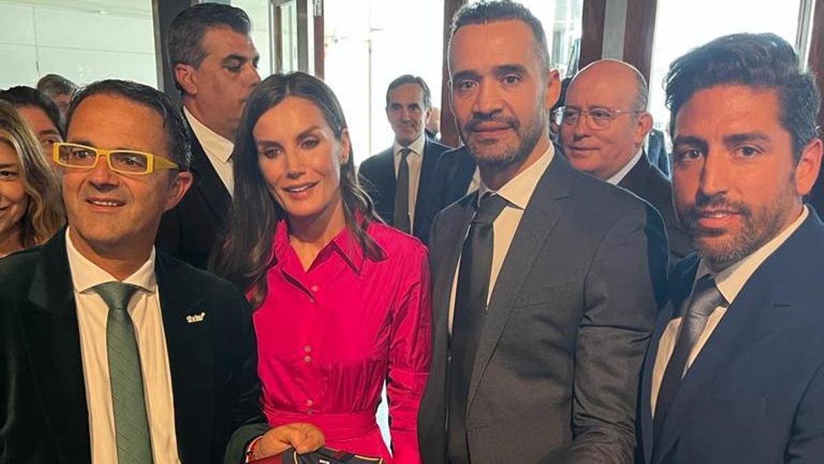 Juanfran, Pallardó y Juan Carrión, presidente de Feder, junto a la reina.