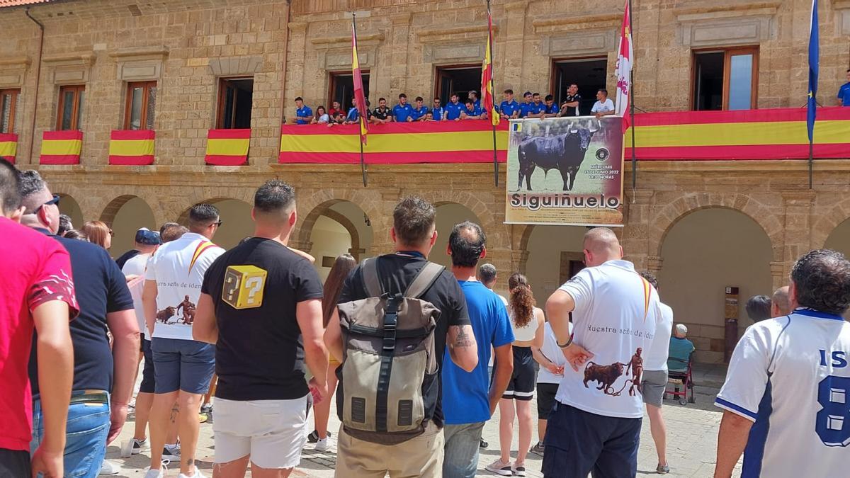 El equipo, en el balcón del Ayuntamiento de Benavente