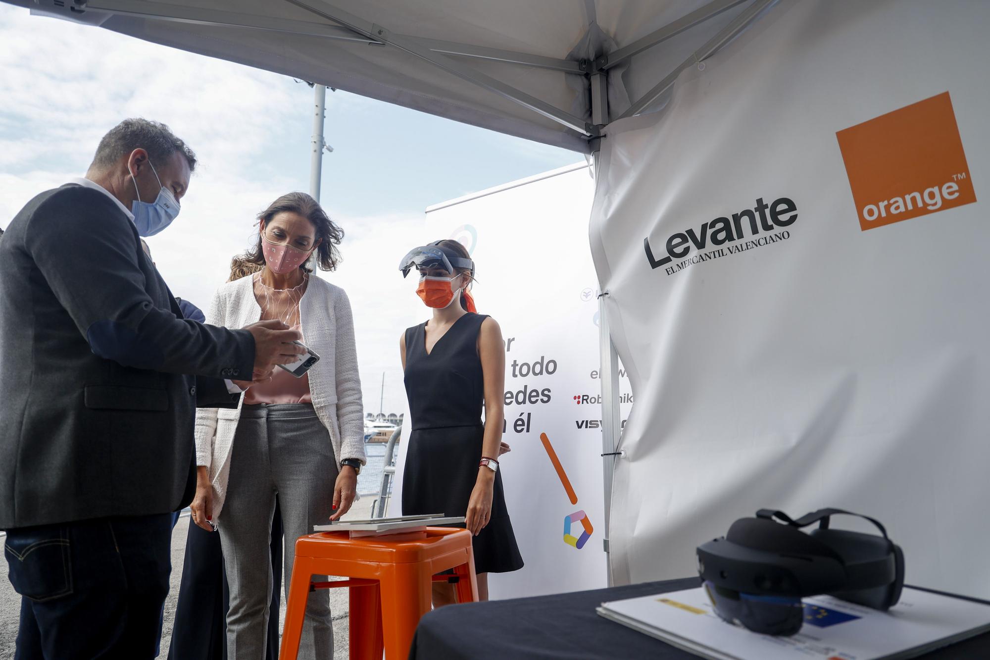 La ministra Reyes Maroto, visita la carpa de Orange y Levante-EMV, para experimentar el proyecto 5G y Turismo