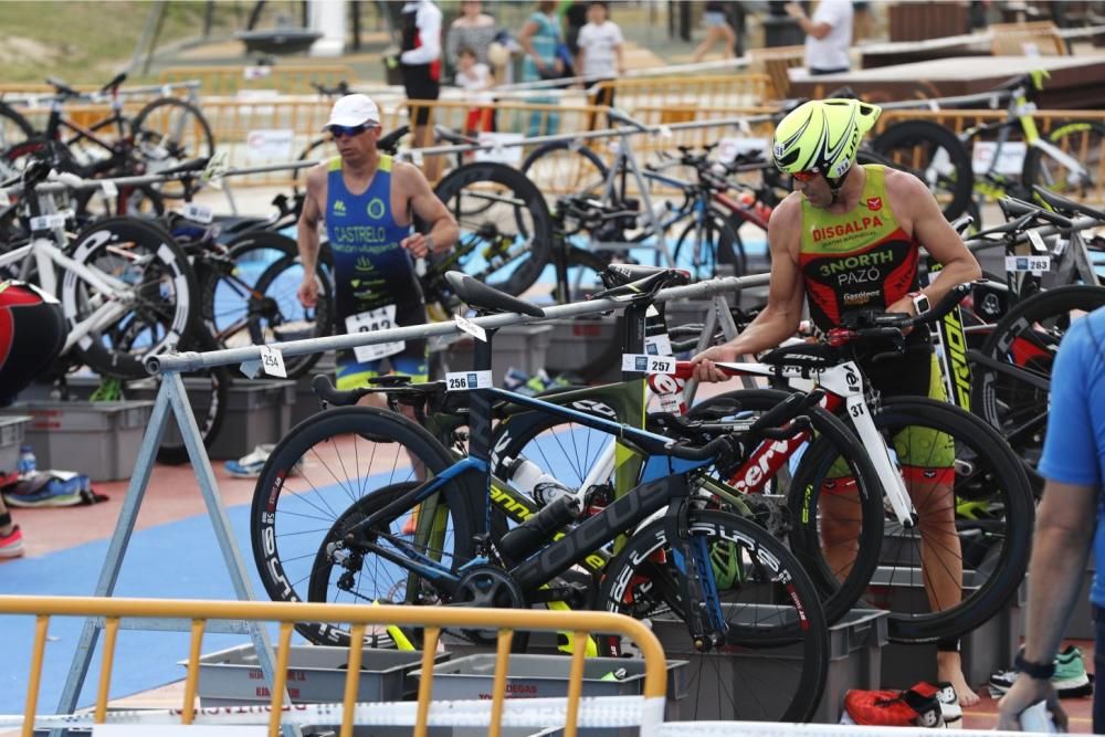 Noya encabeza el Triatlón Atlántico en Baiona. // J. Lores