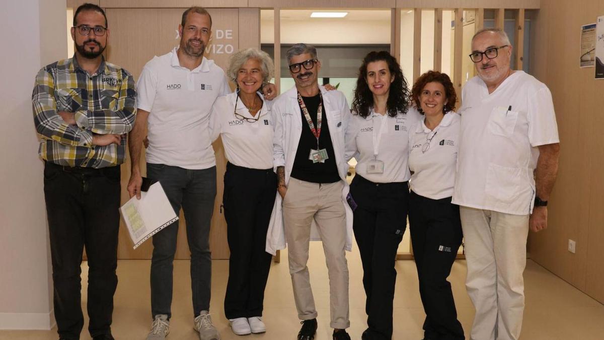 El doctor Benito, en el centro, con miembros de su equipo de HADO. |