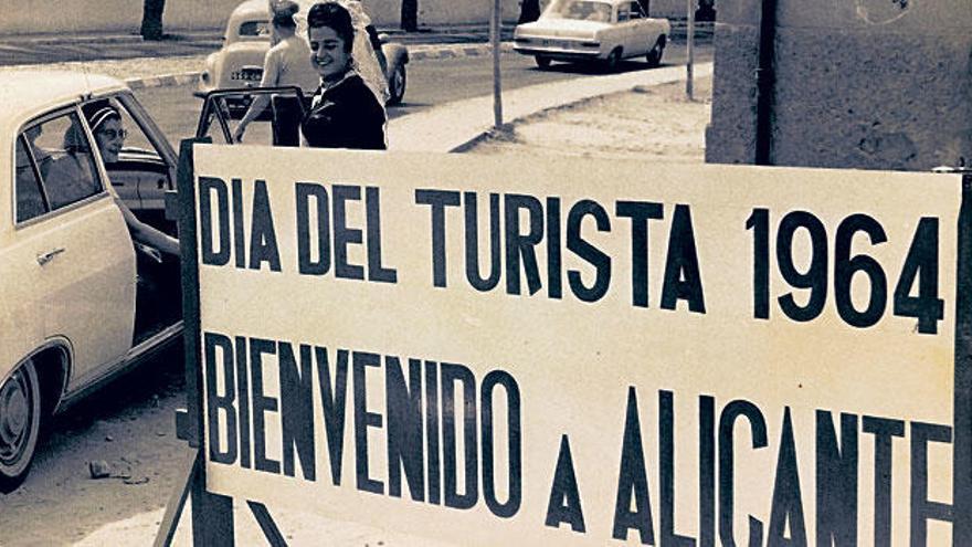 Cartel de bienvenida el Día del Turista en Alicante.