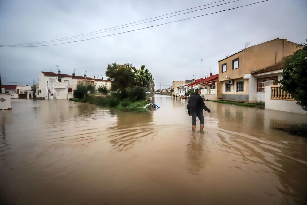 Imágenes de los vecinos retirando agua de las viviendas y las balsas de laminación que no dieron abasto ayer junto a la laguna de Torrevieja