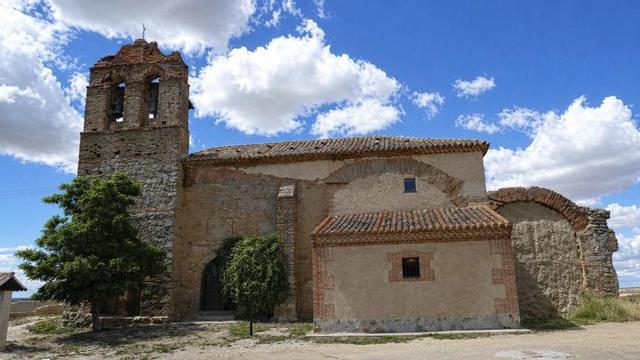 Iglesia de San Martín de Tours en el pueblo deshabitado de Otero de Sariegos. | CEDIDA