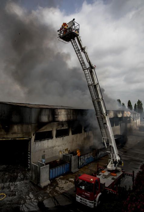 Incendio en una empresa del Polígono Industrial la Fillola, en Aldaia