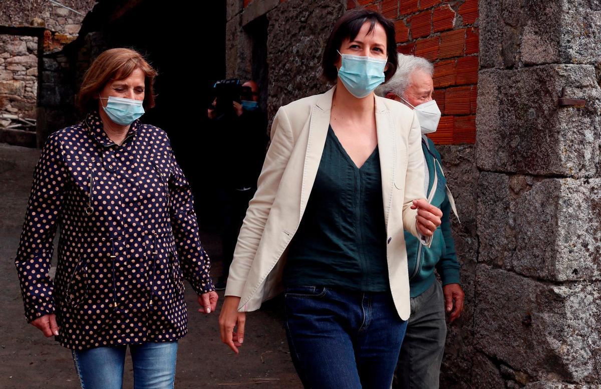 Ana Belén Pontón Mondelo, escoltada por Aurita e Luis –uns pais cumpridos de orgullo–. Foto: Eliseo Trigo