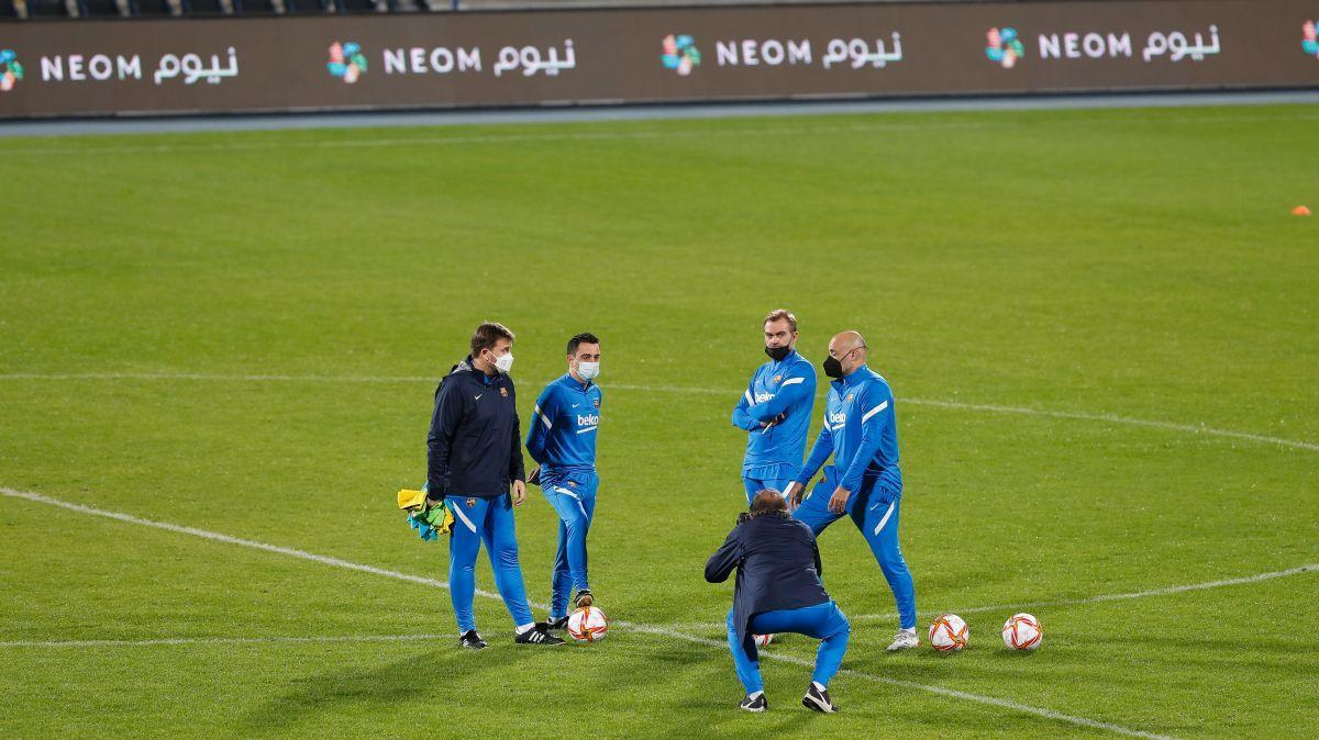 Xavi Hernández, junto a su cuerpo técnico en el estadio Prince Faisal