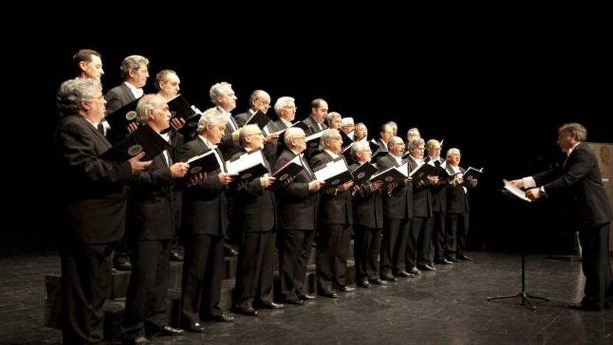 En la imagen superior, el Coro Santiaguín, en una actuación reciente ofrecida en el teatro de La Felguera. A la izquierda, audiencia de los Príncipes de Asturias a los integrantes de la formación en 2009.