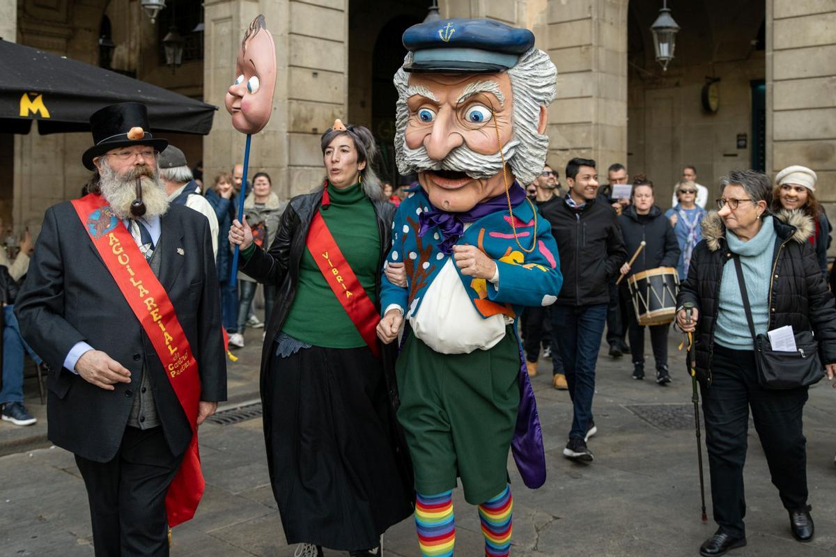 LHome dels Nassos ha dado su tradicional paseo por las calles de Barcelona para dar la bienvenida al año nuevo mientras repartiendo narices de pega a los niños y chocolate caliente. El cabezudo del artesano Amadeu Fuster que se estrenó en 1997 hace creer a los niños y niñas que por las calles de la ciudad podrán ver a un hombre con tantas narices como días tiene el año y hace de mensajero y comunica a las autoridades los deseos de los ciudadanos y entrega la llave que abre la puerta del nuevo año