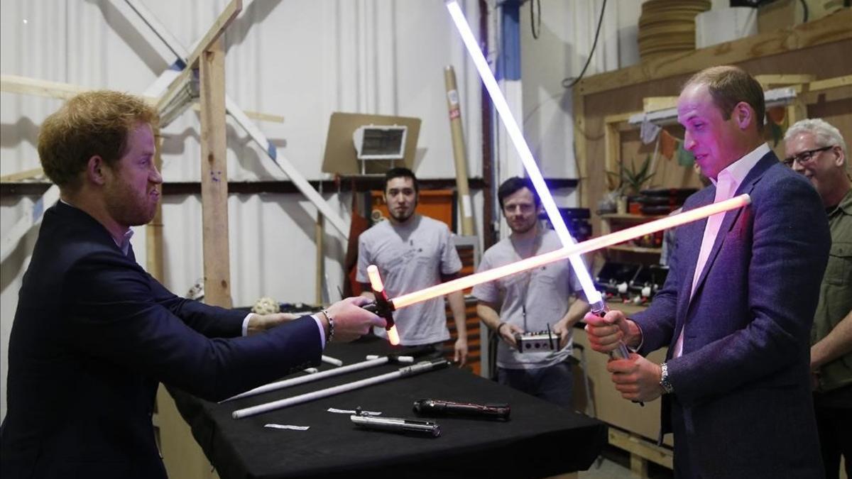Los príncipes Enrique y Guillermo juegan con las espadas de luz de 'Star Wars' en su visita a los estudios de Londres donde se está rodando la octava entrega de la saga.