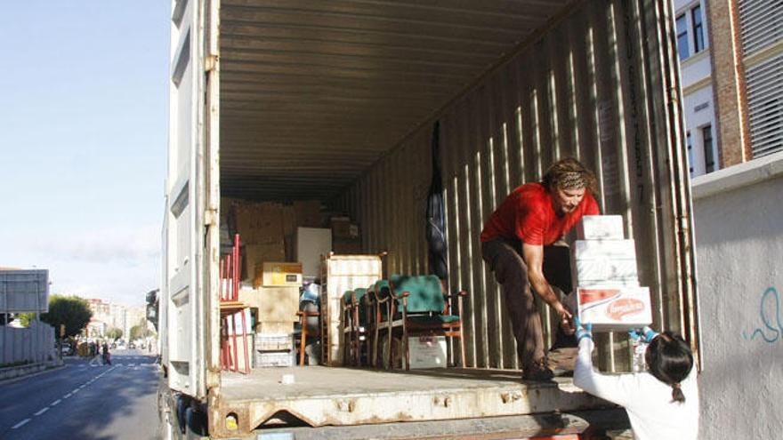 Voluntarios cargan el contenedor con la ayuda humanitaria.