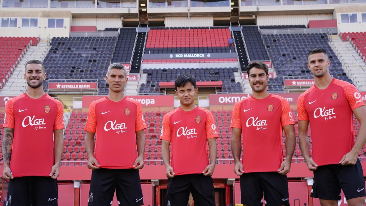 Los jugadores del Mallorca lucen la camiseta con el nuevo patrocinador.