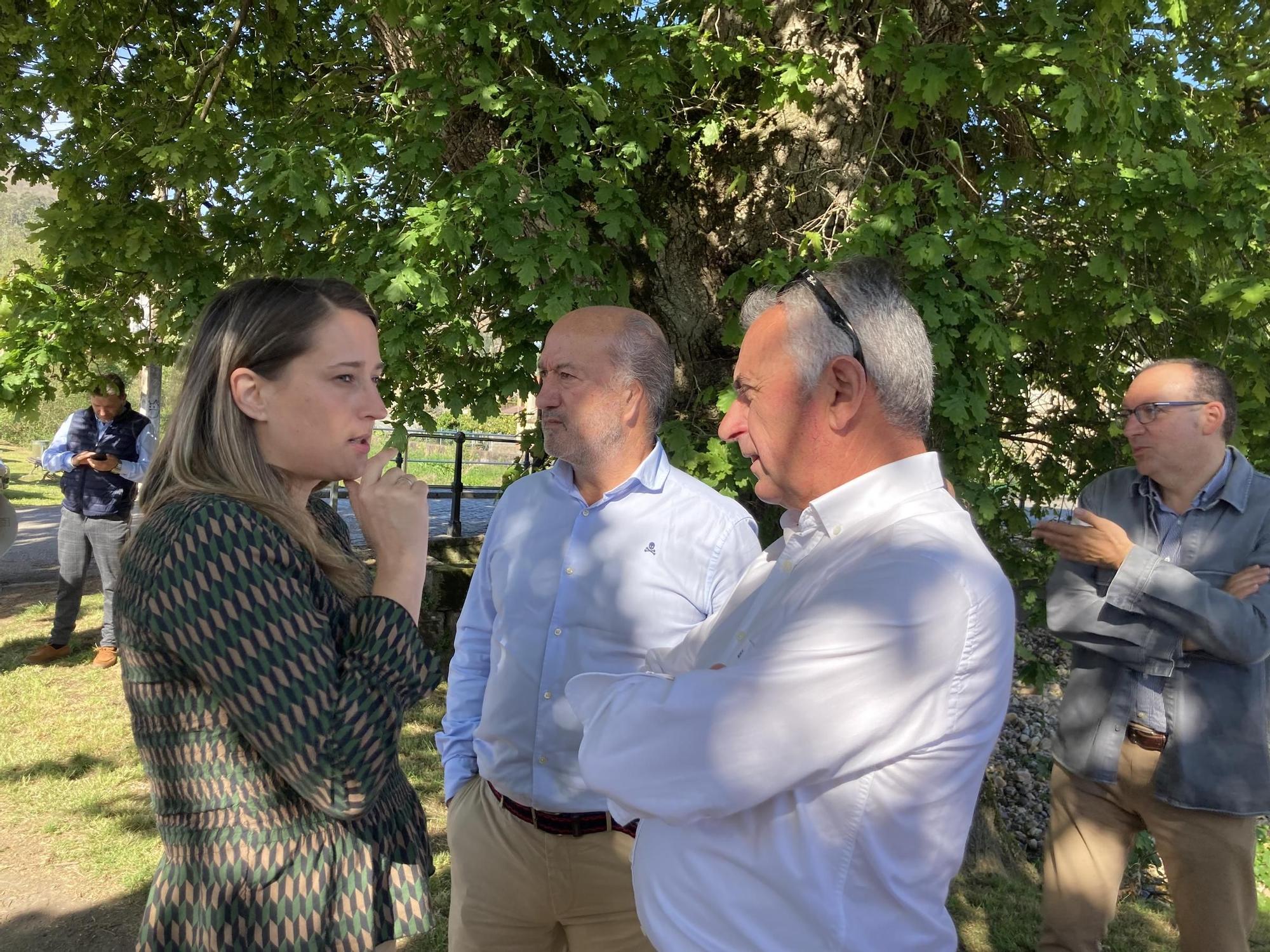 Los diputados populares Cristina Vega y Luis Venta junto al concejal del PP en Salas, Juan Carlos Rodríguez