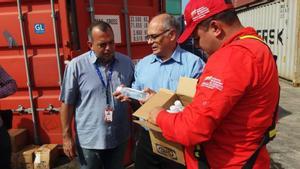 El ministro de Salud de Venezuela, Carlos Alvarado, revisando ayuda humanitaria y medicinas.