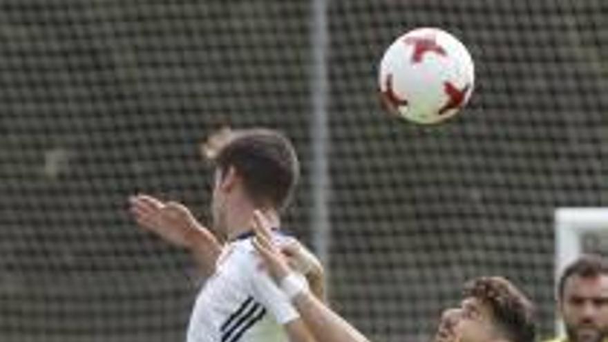 Javi Flores, el domingo, en una acción del Aragón-Elche.