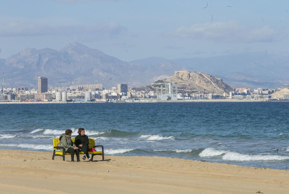 El primer puente festivo del año llena los hoteles y las playas de Alicante