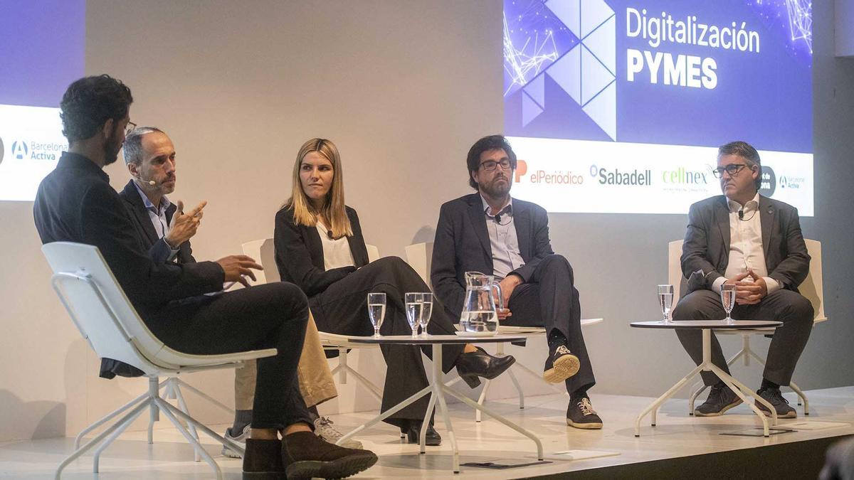 Mesa redonda con expertos sobre la transformación digital de las pymes.