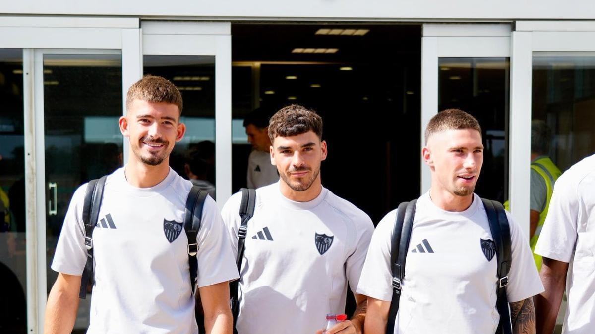 Kike Salas, Isaac Romero y José Ángel Carmona, en el viaje del Sevilla en pretemporada a Cracovia