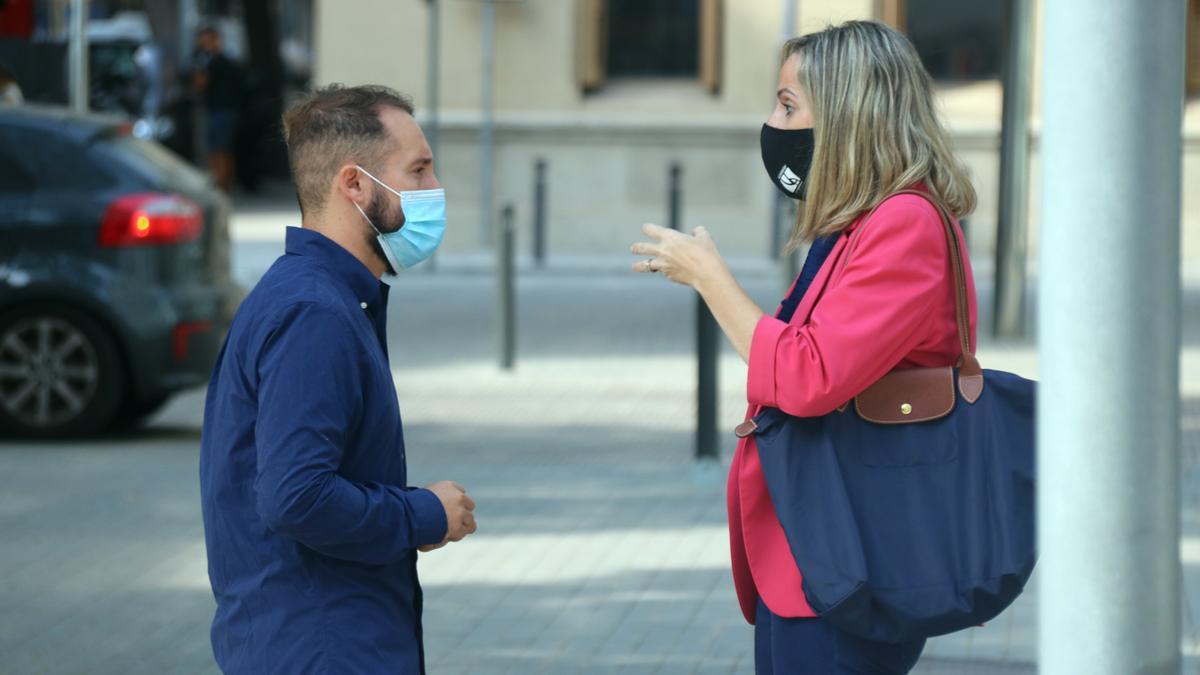 El familiar d&#039;una de les persones mortes de la residència de Sant Joan Les Fonts, Joan Guirado, amb l’advocada Leyre Lopez