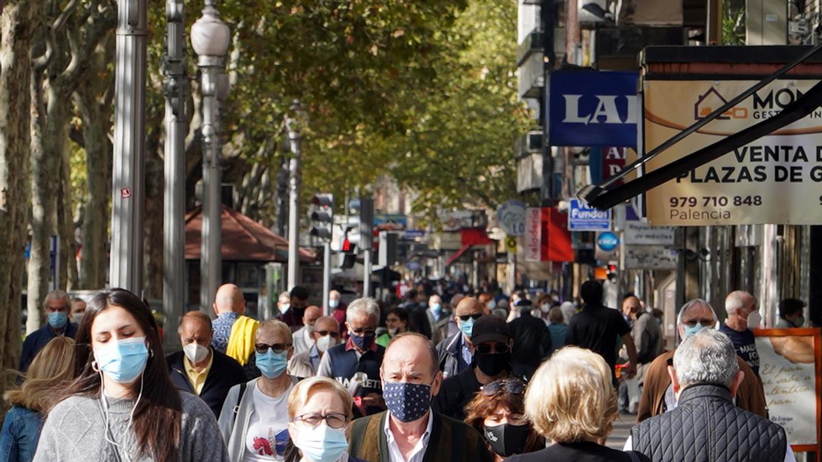 Personas pasean por el Paseo Zorilla de Valladolid.