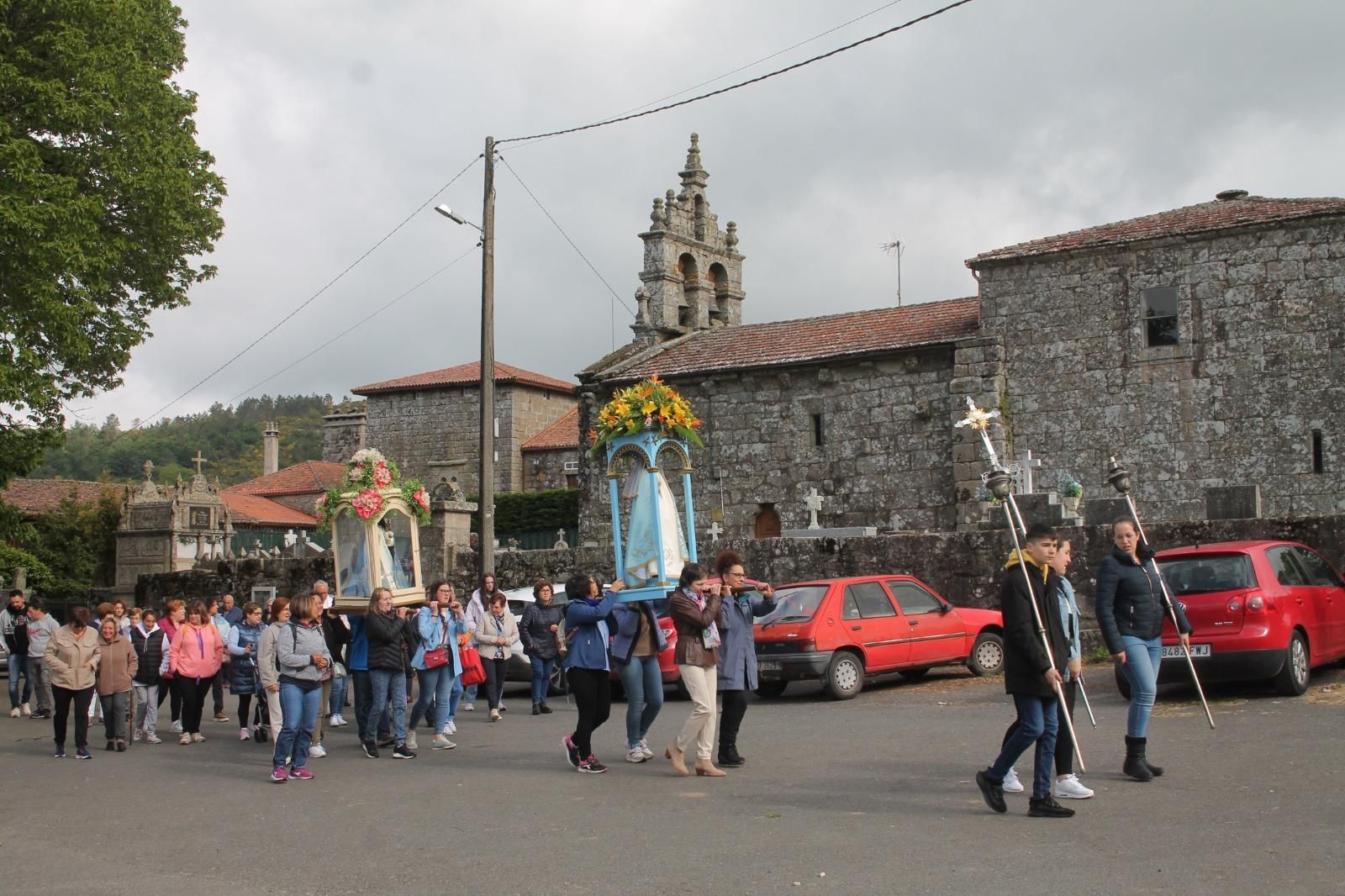 A procesión saíndo da igrexa de San Xoán de Camba