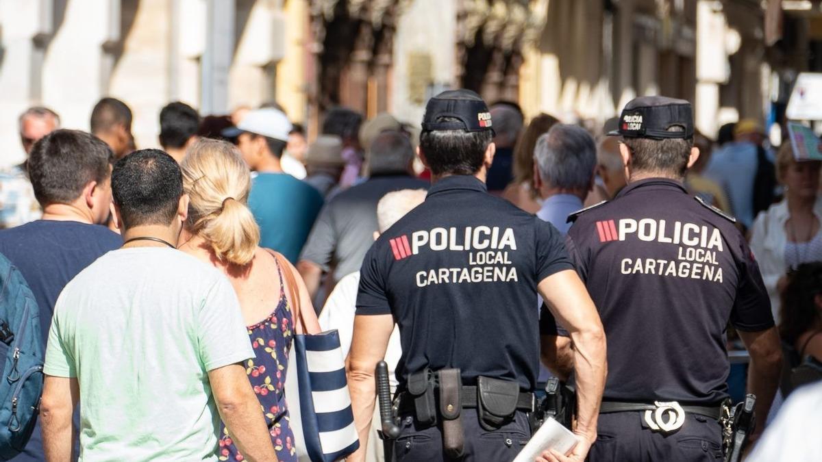 Agentes de la Policía Local de Cartagena caminan por una calle de la ciudad.