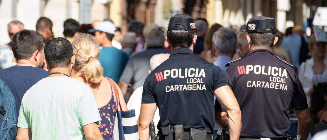 Agentes de la Policía Local de Cartagena caminan por una calle de la ciudad.