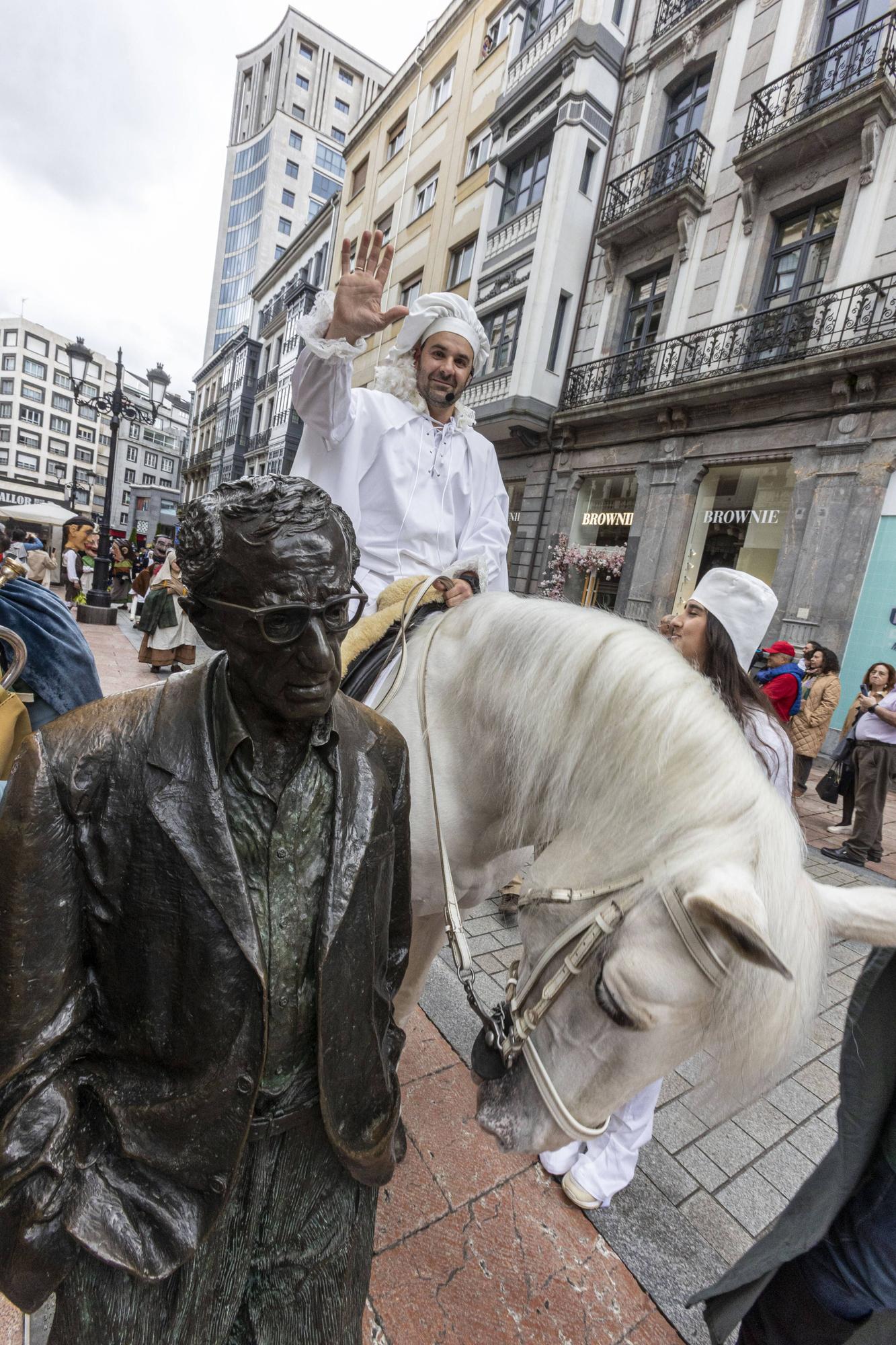 En imágenes | Cabalgata del Heraldo por las calles de Oviedo