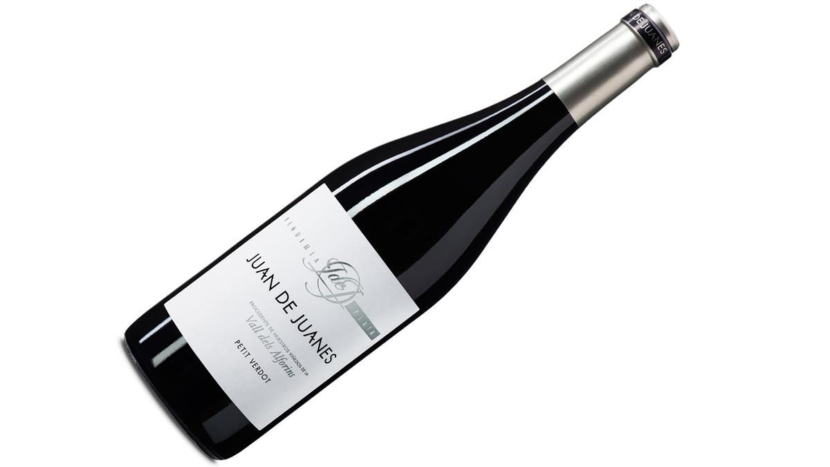 Juan de Juanes Vendimia Plata Petit Verdot: Un vino tinto cautivador de Bodega La Viña – Anecoop, con intensos aromas y taninos suaves.