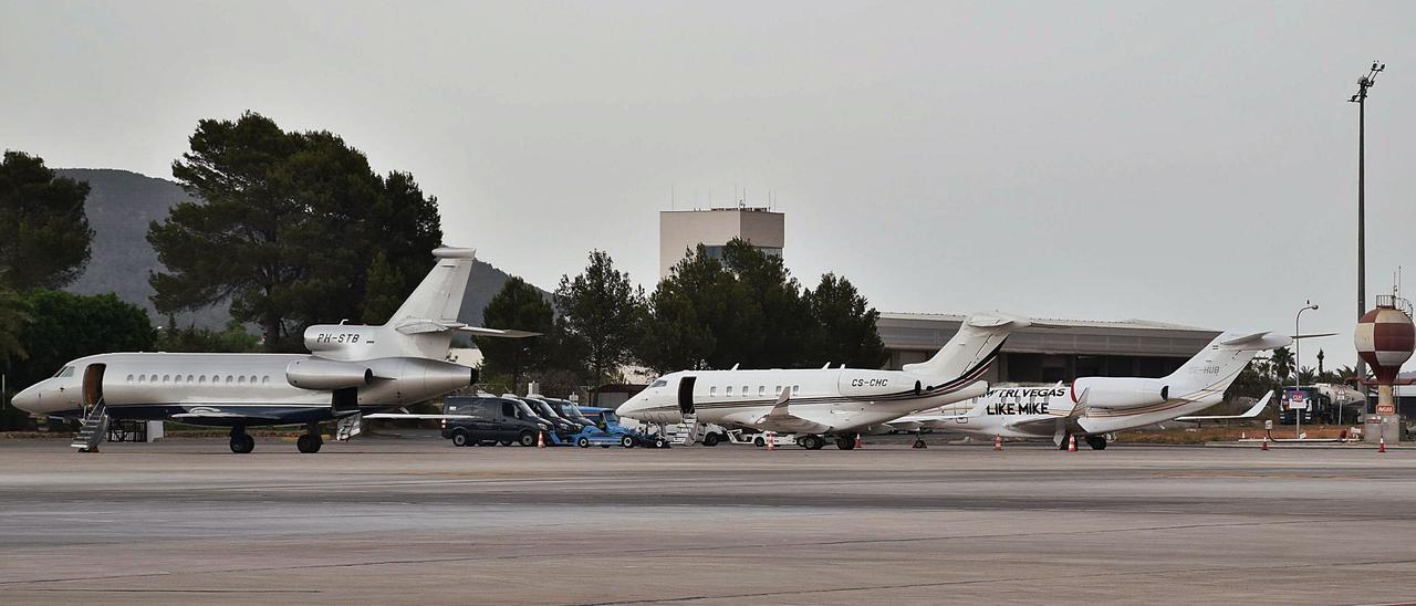 Aviones privados estacionados en la plataforma situada en la denominada ‘zona aire’ de la terminal de es Codolar.