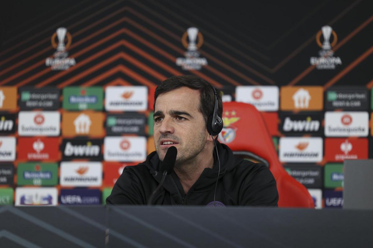 Carles Martinez Novell, durant una conferència de premsa com a tècnic del Tolosa