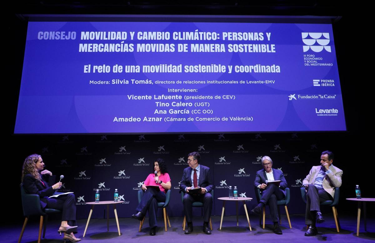 La periodista Silvia Tomás moderó la segunda mesa en la que participaron Ana García, Vicente Lafuente, Tino Calero y Amadeo Aznar.