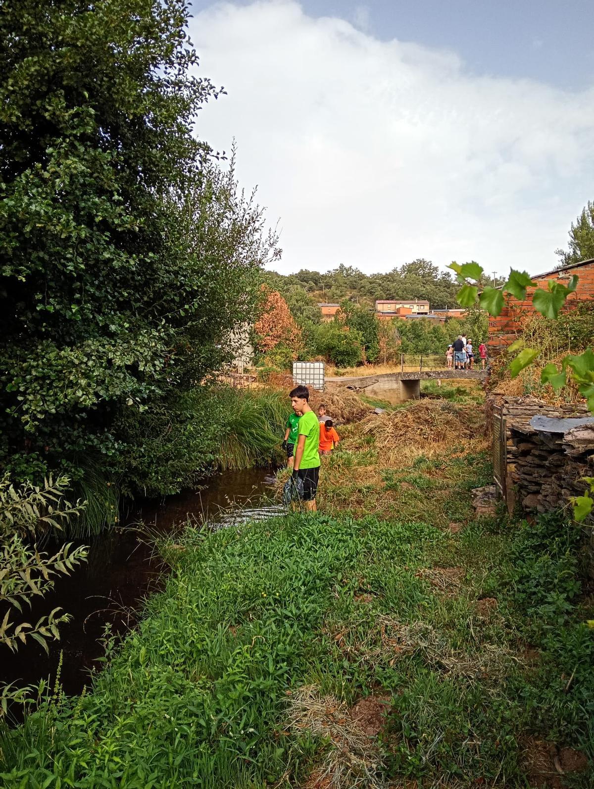 Vecinos de Riofrío se remangan para limpiar las aguas de su río