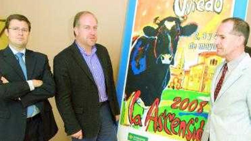 Javier Nievas, José Suárez y Javier Batalla, junto al cartel de la Ascensión.