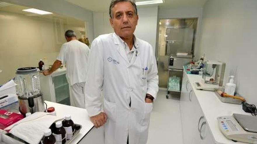 Carlos Crespo en el laboratorio de Farmacia de Montecelo. // G.S.