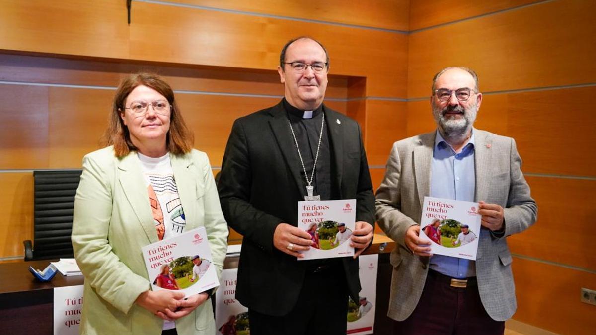 El obispo, Jesús Pulido Arriero, en el centro, en la presentación esta mañana de la memoria de Cáritas.