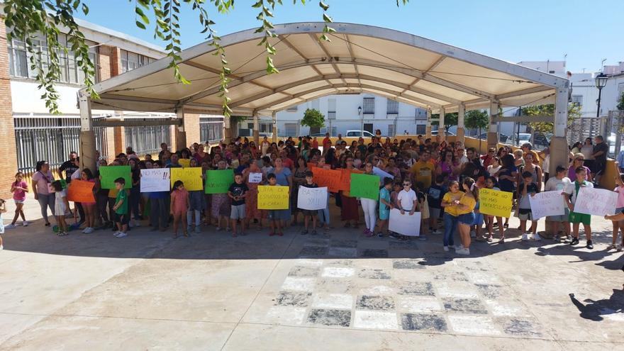 Protesta en el colegio Santa Ana de La Puebla de Cazalla por no haber equipo directivo