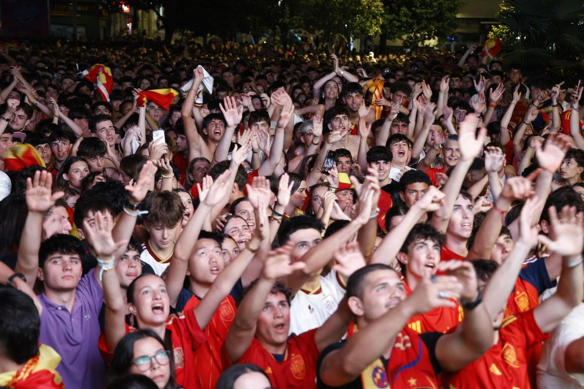 Los compostelanos vibran con La Roja