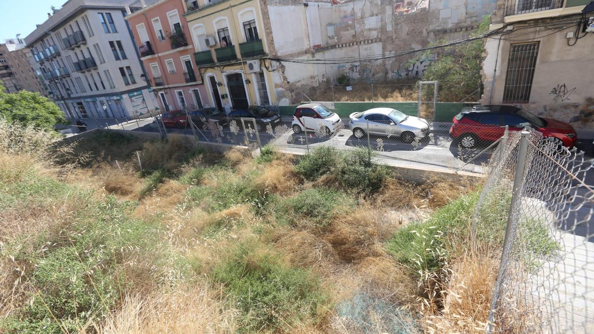 Varios solares seguidos en la calle Trafalgar de San Antón