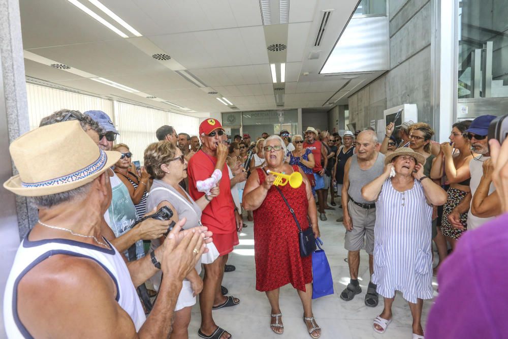 Protesta vecinos de La Mata para exigir mejoras.