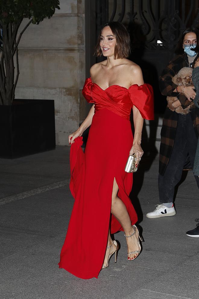 Tamara Falco con vestido rojo con abertura frontal