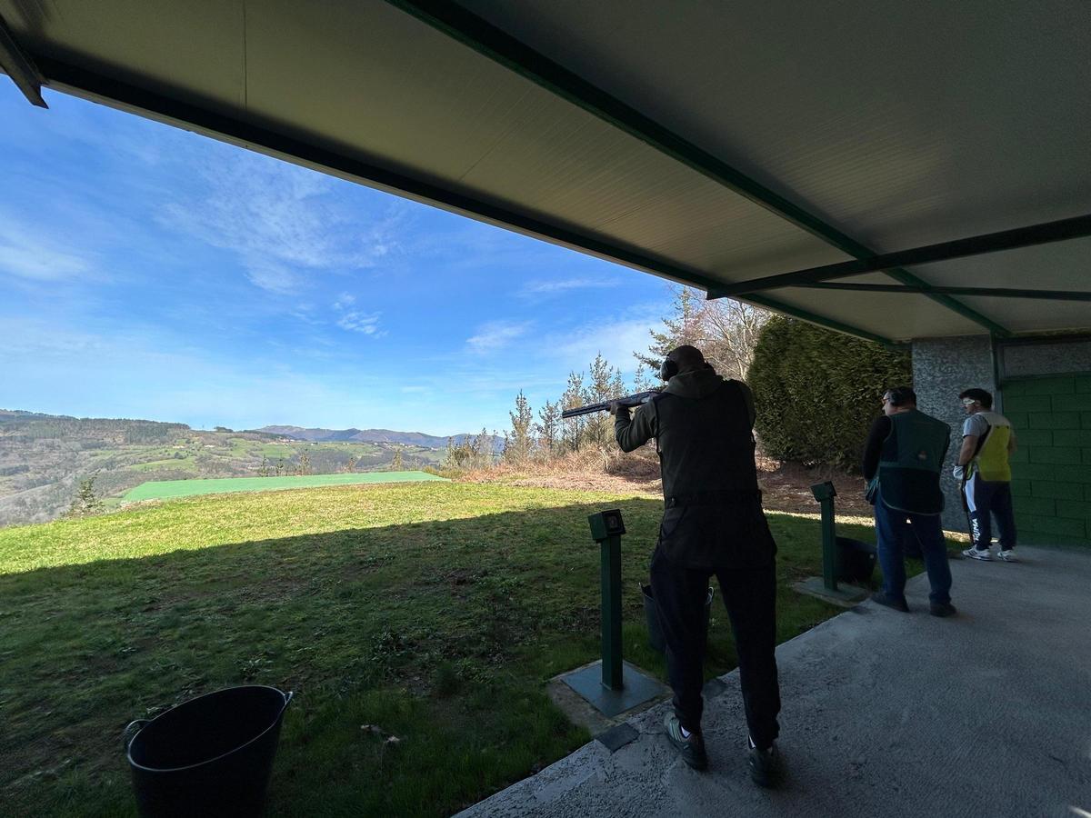 EN IMÁGENES: Así es una mañana de sábado en el campo de tiro de El Viso, en Salas EN IMÁGENES: Así es una mañana de sábado en el campo de tiro de El Viso, en Salas