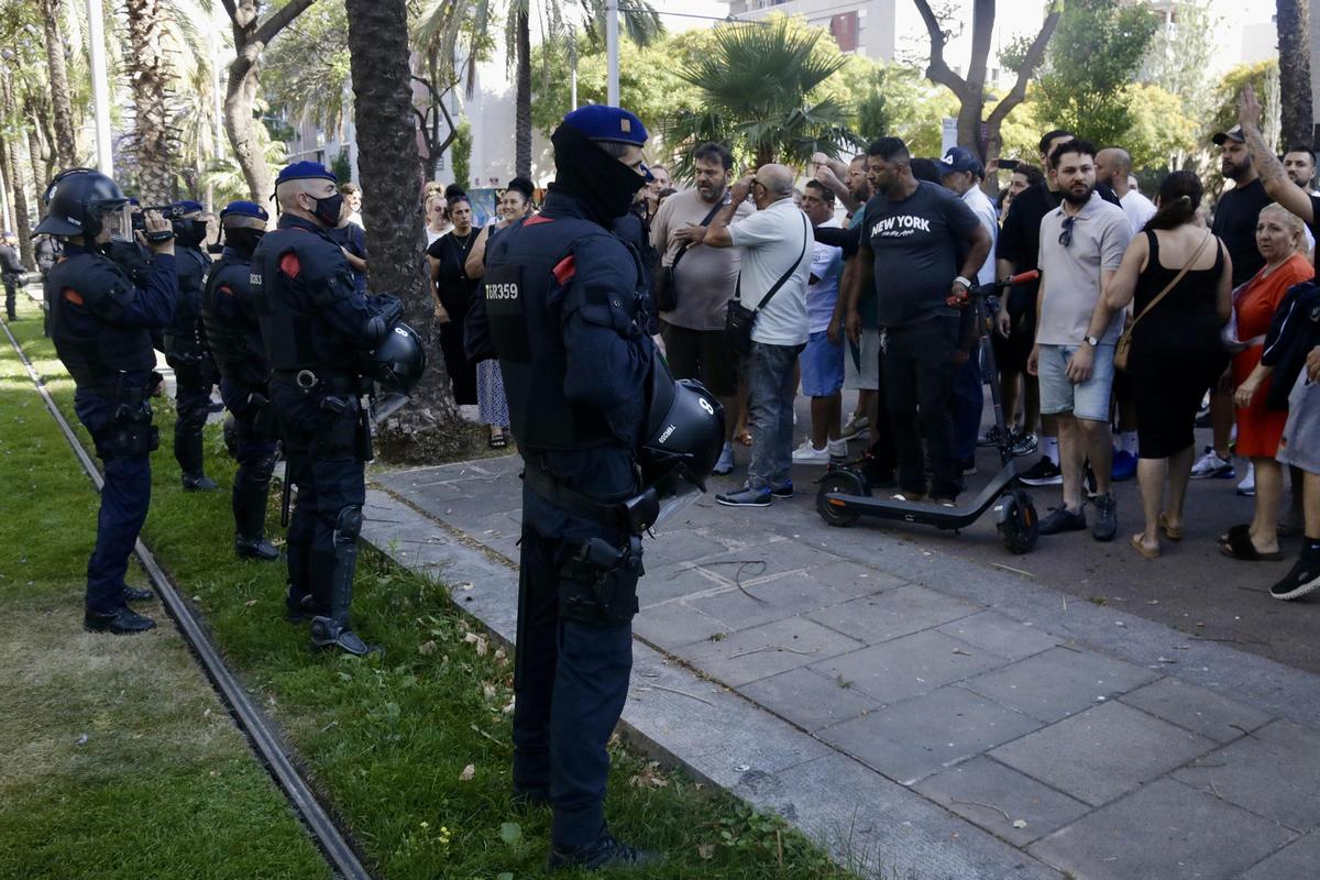 Protesta en La Mina contra el desahucio de tres familias