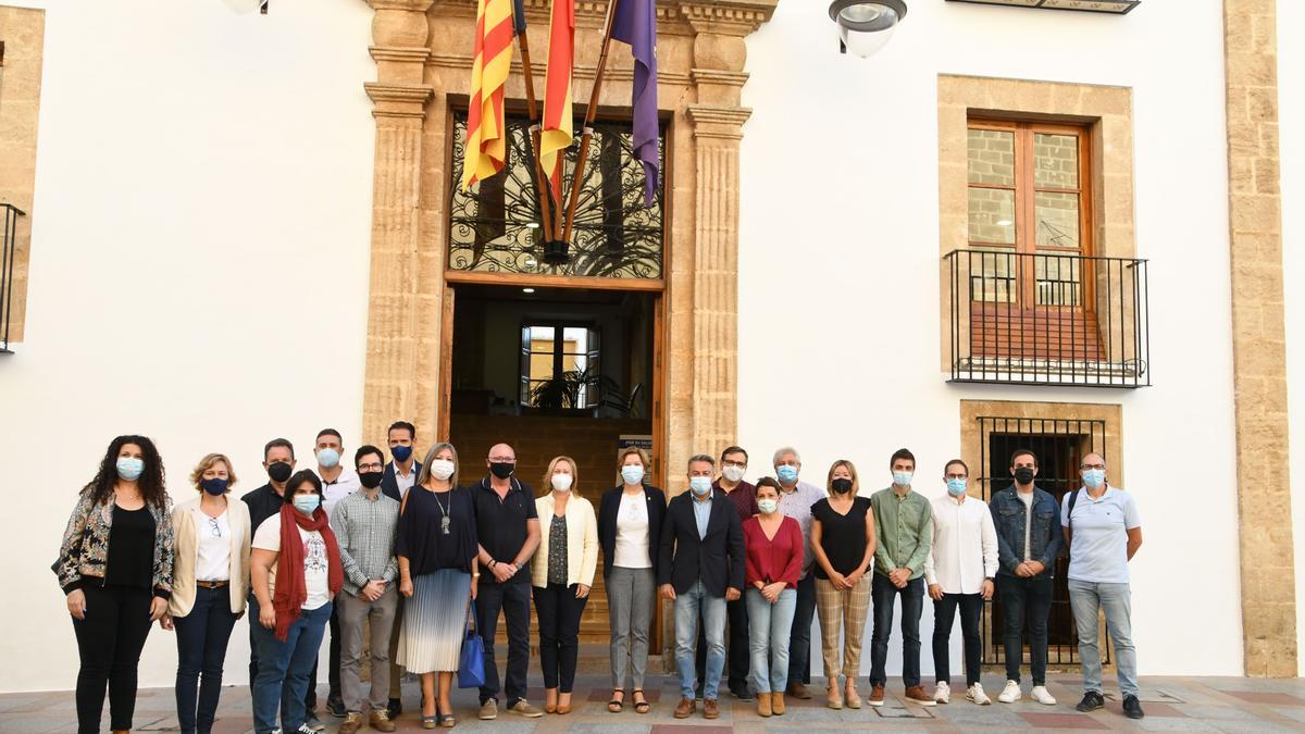 Foto de familia de la despedida de la edil Bolufer del Ayuntamiento de Xàbia, con los 20 compañeros de la corporación local