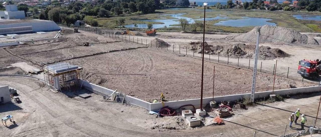 Vista del ámbito de la nueva depuradora, con las obras de urbanización en primer término y al fondo las de la regereneración de la marisma. // J. Lores