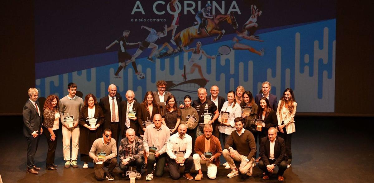 Los premiados de Gala do Deporte da Coruña e a súa comarca posan al final del evento del pasado mes de octubre en el Ágora. | Iago López