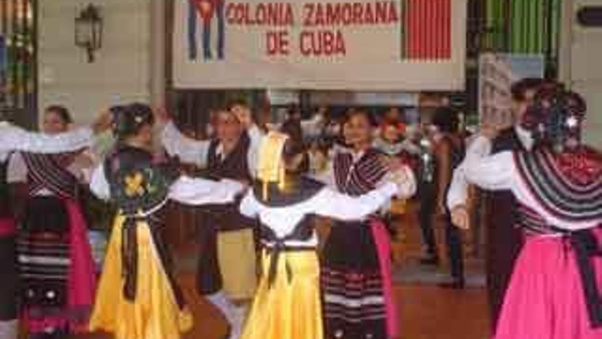 El cuerpo de baile de la Colonia Zamorana de Cuba, durante una actuación.
